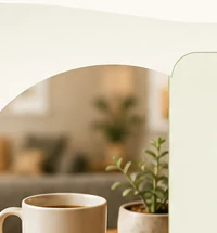 Ruhige Wohnsituation mit Tasse und Pflanze